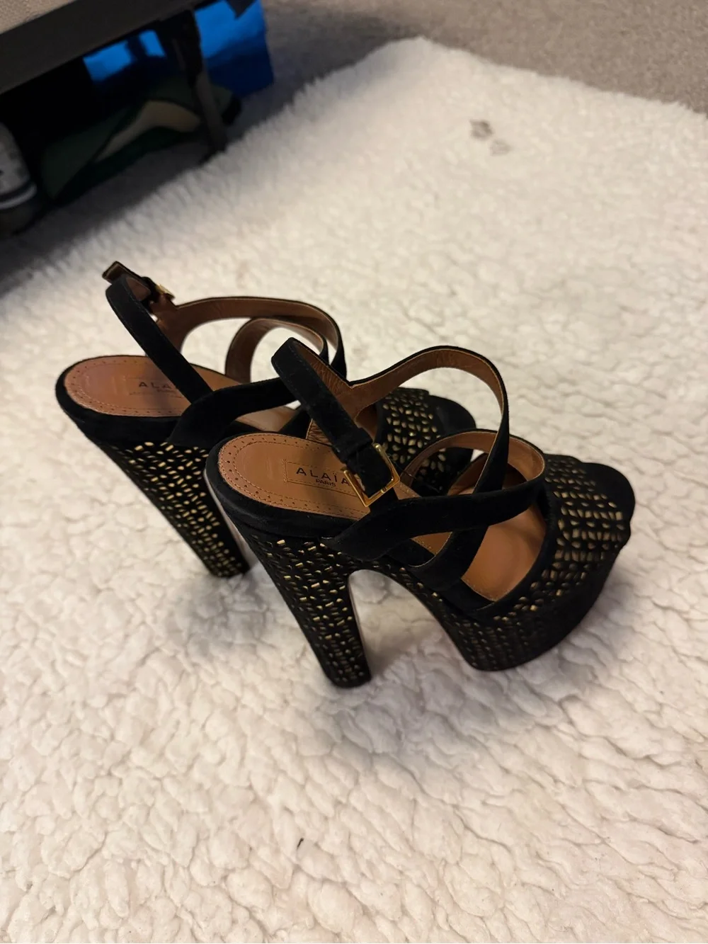 Alaia striking black